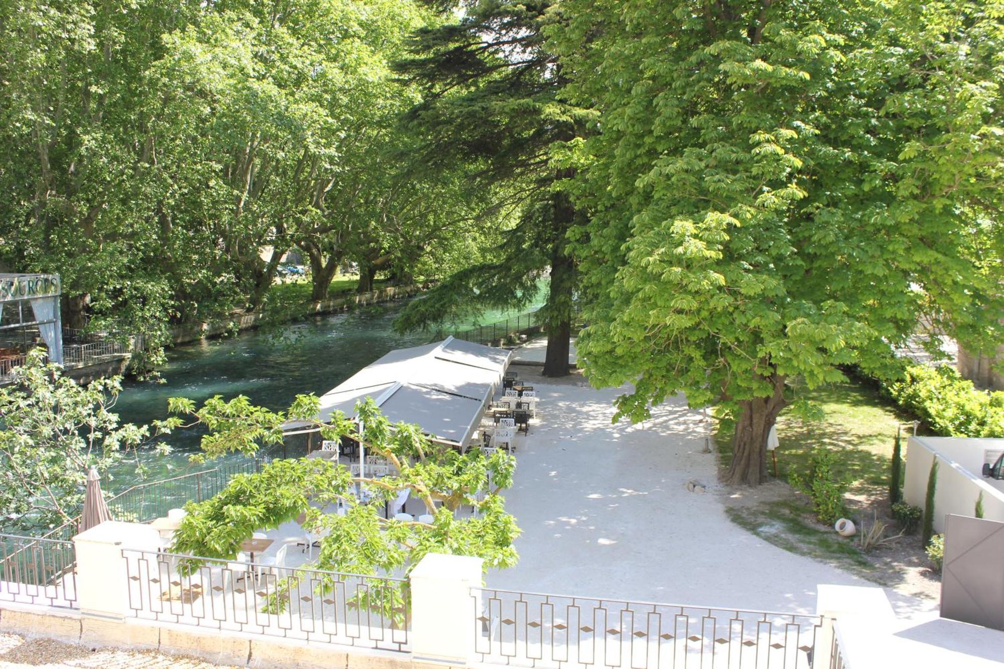 Hotel Restaurant Du Parc En Bord De Riviere Fontaine-de-Vaucluse Exteriör bild